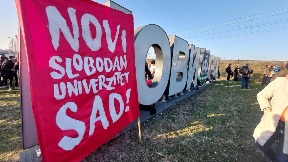 Skup podrške ispred suda